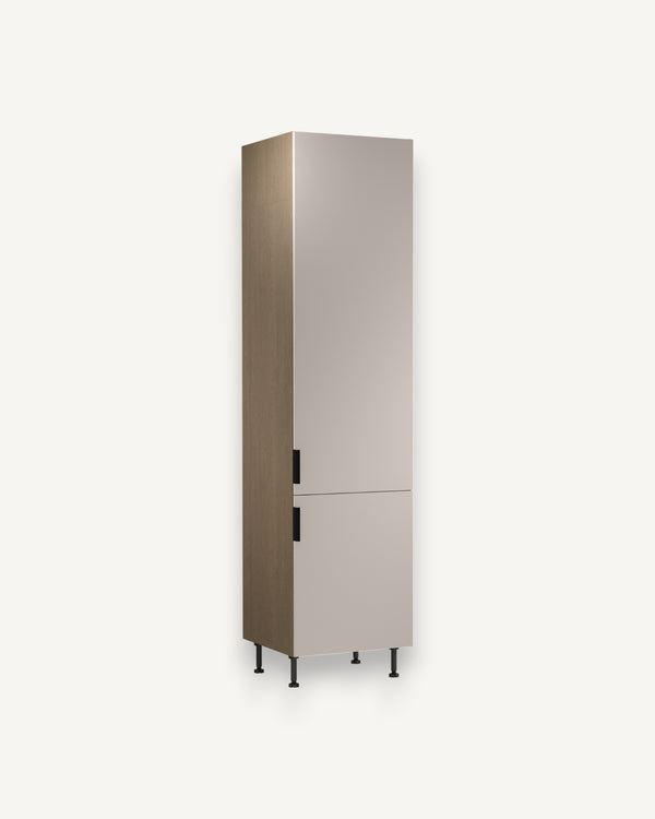 Hochschrank D60T P/L AX - Sorento Beige - Der Hochschrank bietet viel vertikalen Stauraum.