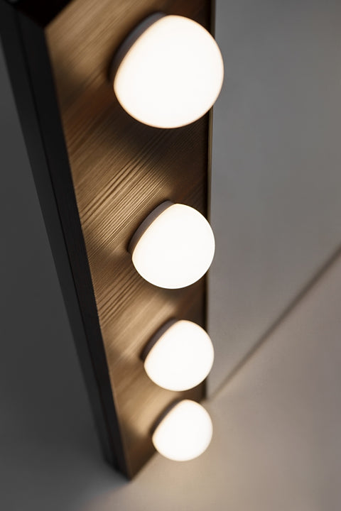 Badspiegel mit LED-Beleuchtung 80 × 85 cm – rahmenlos – Ansicht 4