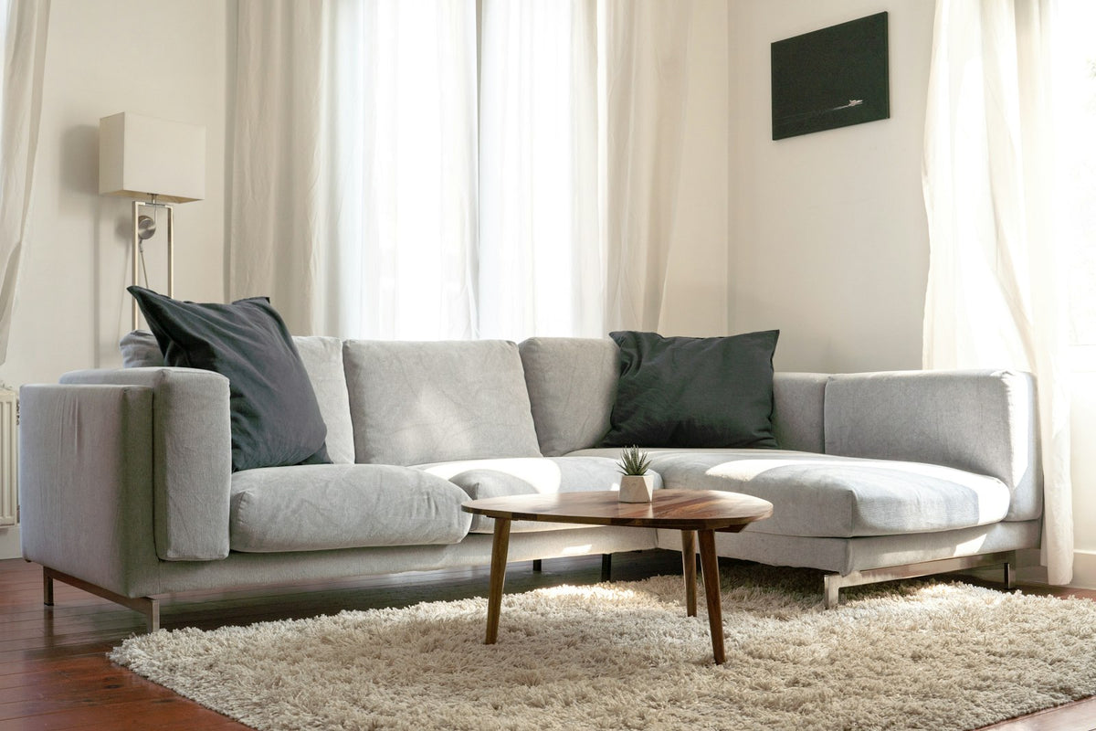 Helles Wohnzimmer mit grauem Ecksofa – Möbel für Ihr Sortiment