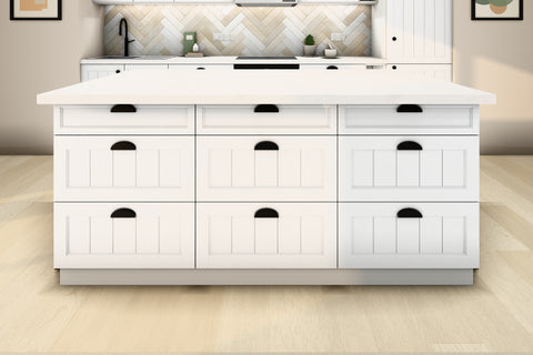 Inselküche Provence Andersen Pinie – 340 cm + Insel 180 cm – K27-G340 – Kücheninsel frontal von der Raumseite, Fronten geschlossen