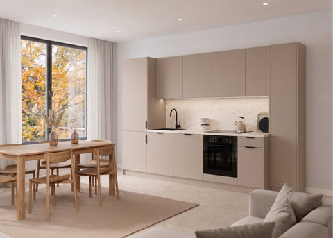 Küchenbeispiel Total Beige – weiße Korpusse, sichtbare Seiten mit Seitenblenden in Beige verkleidet