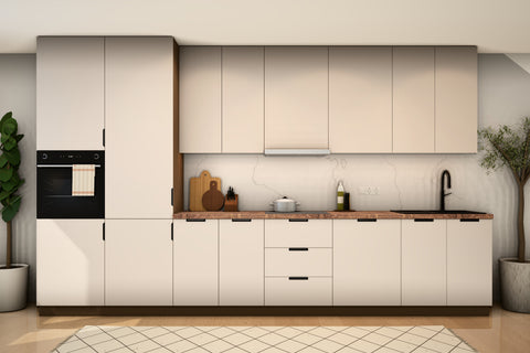 Küchenzeile Sorento Beige 400 cm frontal: links Hochschrank mit Backofen und Hochschrank, rechts Unterschrank, Schubladenschrank, Geschirrspülerfront und Spülenschrank, oben vier Hängeschränke