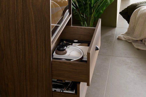 Vitrine Yorvi Walnuss Villa 60 × 185 × 40 cm mit 1 Tür und 3 Schubladen – Ansicht 5